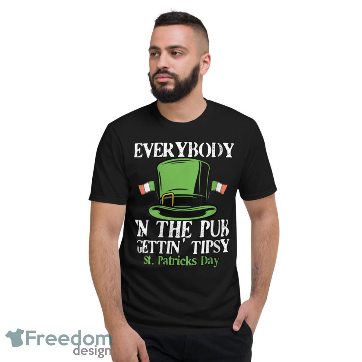 Womens Everybody In The Pub Getting Tipsy Saint Paddys 2022 Shirt - Short Sleeve T-Shirt