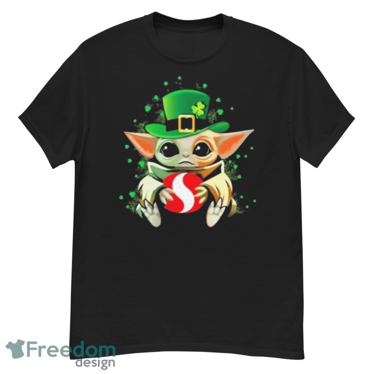 Happy St Patrick’s Day Baby Yoda Hug Safeway Shirt - G500 Men’s Classic T-Shirt