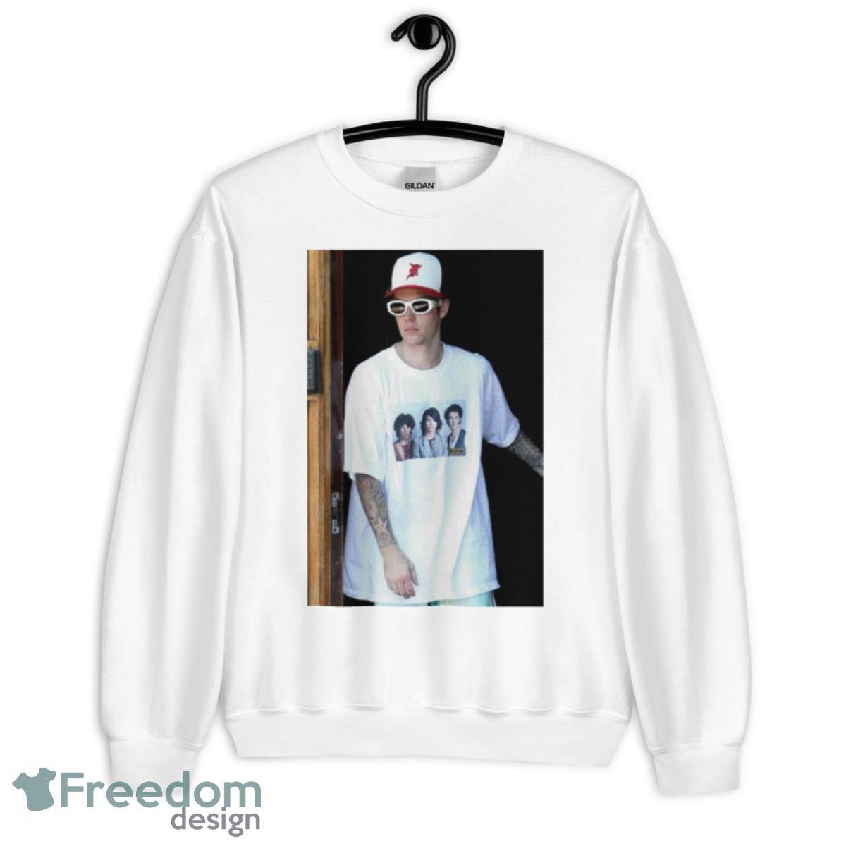 Justin Bieber Wearing A Jonas Brothers Shirt - Unisex Heavy Blend Crewneck Sweatshirt