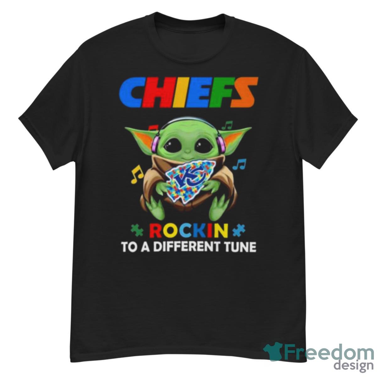 Baby Yoda Hug Kansas City Chiefs Autism Rockin To A Different Tune Shirt - G500 Men’s Classic T-Shirt