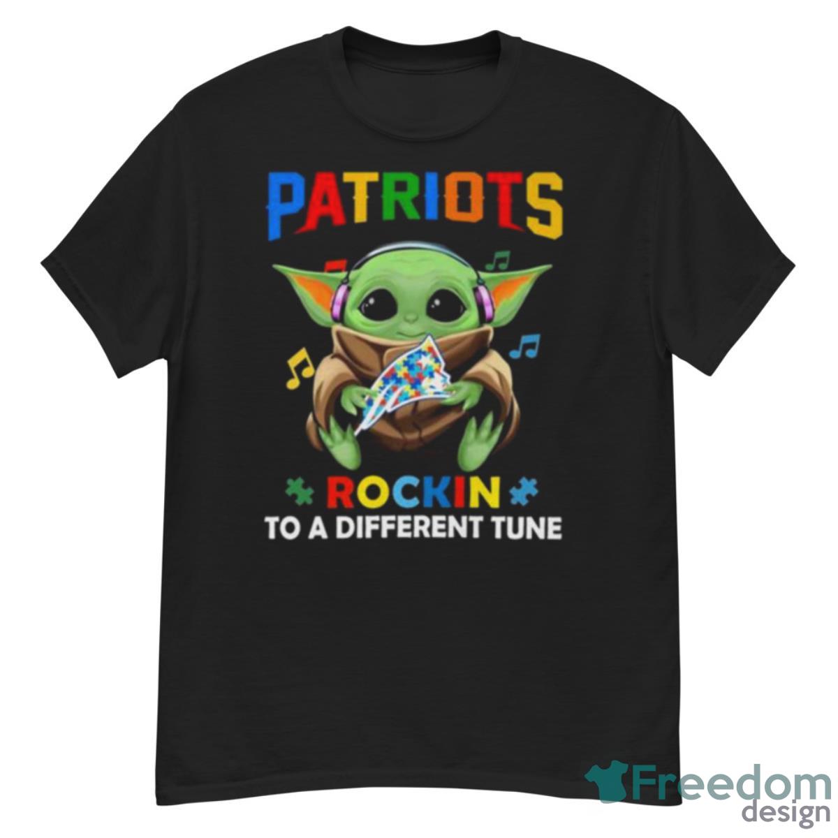 Baby Yoda Hug New England Patriots Autism Rockin To A Different Tune Shirt - G500 Men’s Classic T-Shirt