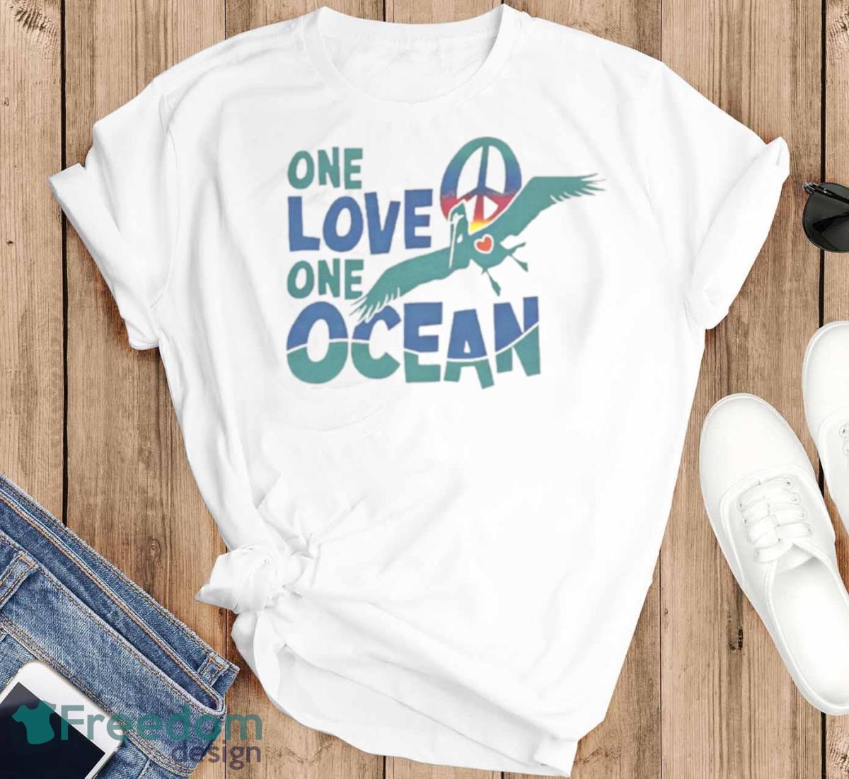 Musician Jimmy Buffett Wearing One Love One Ocean T Shirt - T-SHIRT FLAT