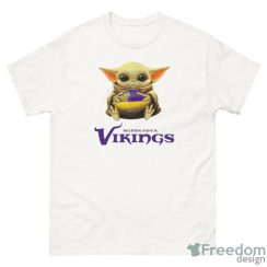 NFL Football Minnesota Vikings Baby Yoda Star Wars Sport Gift T- Shirt - G500 Men’s Classic T-Shirt