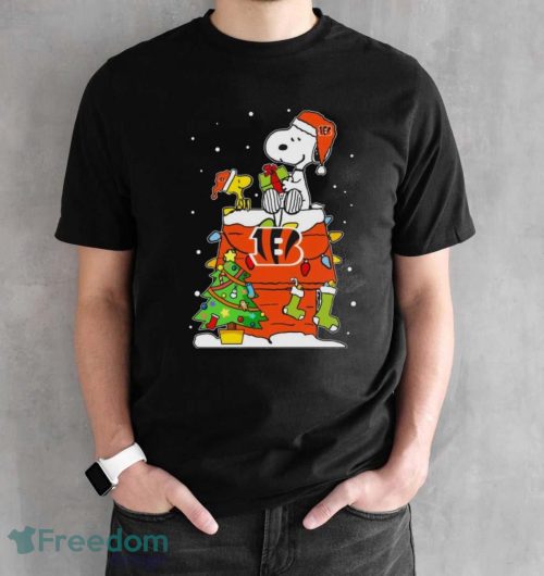 Snoopy And Woodstock Cincinnati Bengals Merry Christmas Shirt - Black Unisex T-Shirt