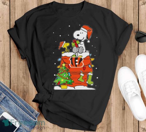 Snoopy And Woodstock Cincinnati Bengals Merry Christmas Shirt - Black T-Shirt