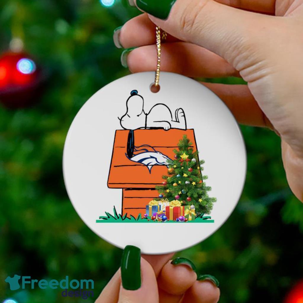Denver Broncos Snoopy Christmas Circle Ornament image Denver Broncos Snoopy Christmas Circle Ornament Product Photo 1