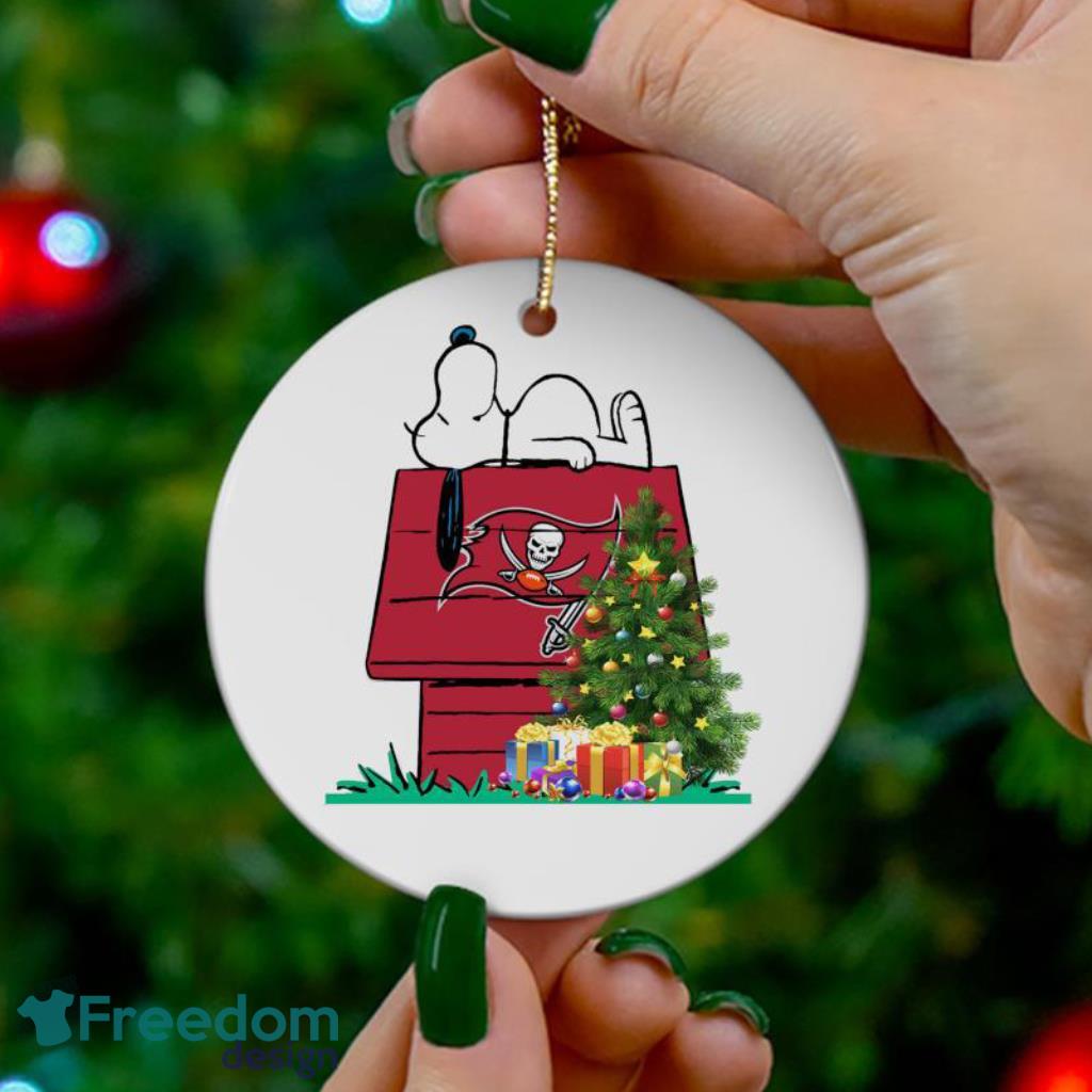 Tampa Bay Buccaneers Snoopy Christmas Circle Ornament image Tampa Bay Buccaneers Snoopy Christmas Circle Ornament Product Photo 1