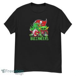 Tampa Bay Buccaneers Baby Yoda Happy St.Patrick’s Day Shamrock Shirt - G500 Men’s Classic T-Shirt