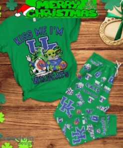 Kentucky Wildcats Happy St. Patrick’s Day Baby Yoda Fleece Pajamas Set Men Women For Fans image Kentucky Wildcats Happy St. Patrick’s Day Baby Yoda Fleece Pajamas Set Men Women For Fans - Kentucky Wildcats Happy St. Patrick’s Day Baby Yoda Fleece Pajamas Set-3