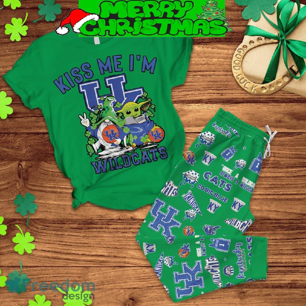 kentucky-wildcats-happy-st-patricks-day-baby-yoda-fleece-pajamas-set-men-women-for-fans-2.jpg Kentucky Wildcats Happy St. Patrick’s Day Baby Yoda Fleece Pajamas Set Men Women For Fans - Kentucky Wildcats Happy St. Patrick’s Day Baby Yoda Fleece Pajamas Set-3
