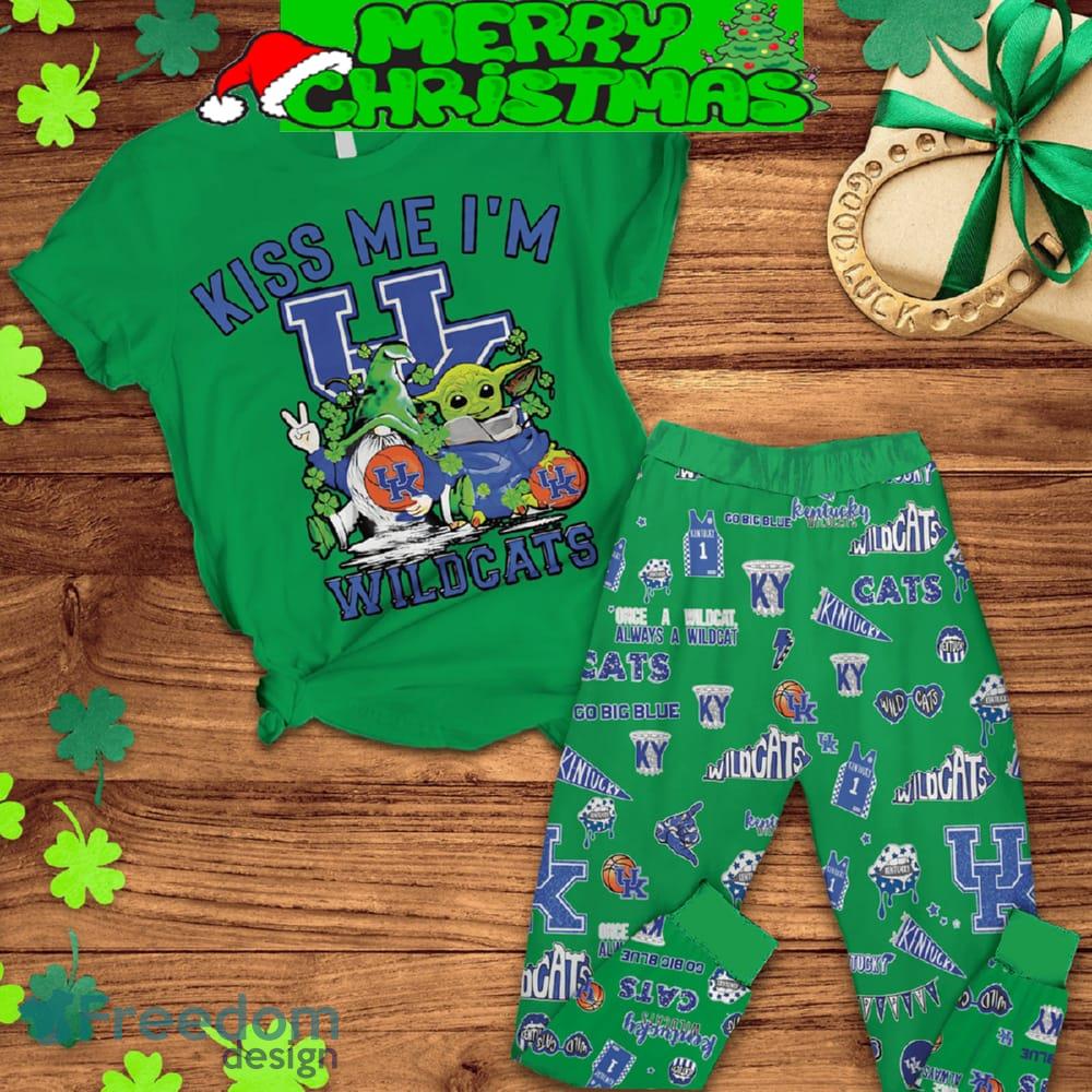 Kentucky Wildcats Happy St. Patrick’s Day Baby Yoda Fleece Pajamas Set Men Women For Fans image Kentucky Wildcats Happy St. Patrick’s Day Baby Yoda Fleece Pajamas Set Men Women For Fans - Kentucky Wildcats Happy St. Patrick’s Day Baby Yoda Fleece Pajamas Set-1