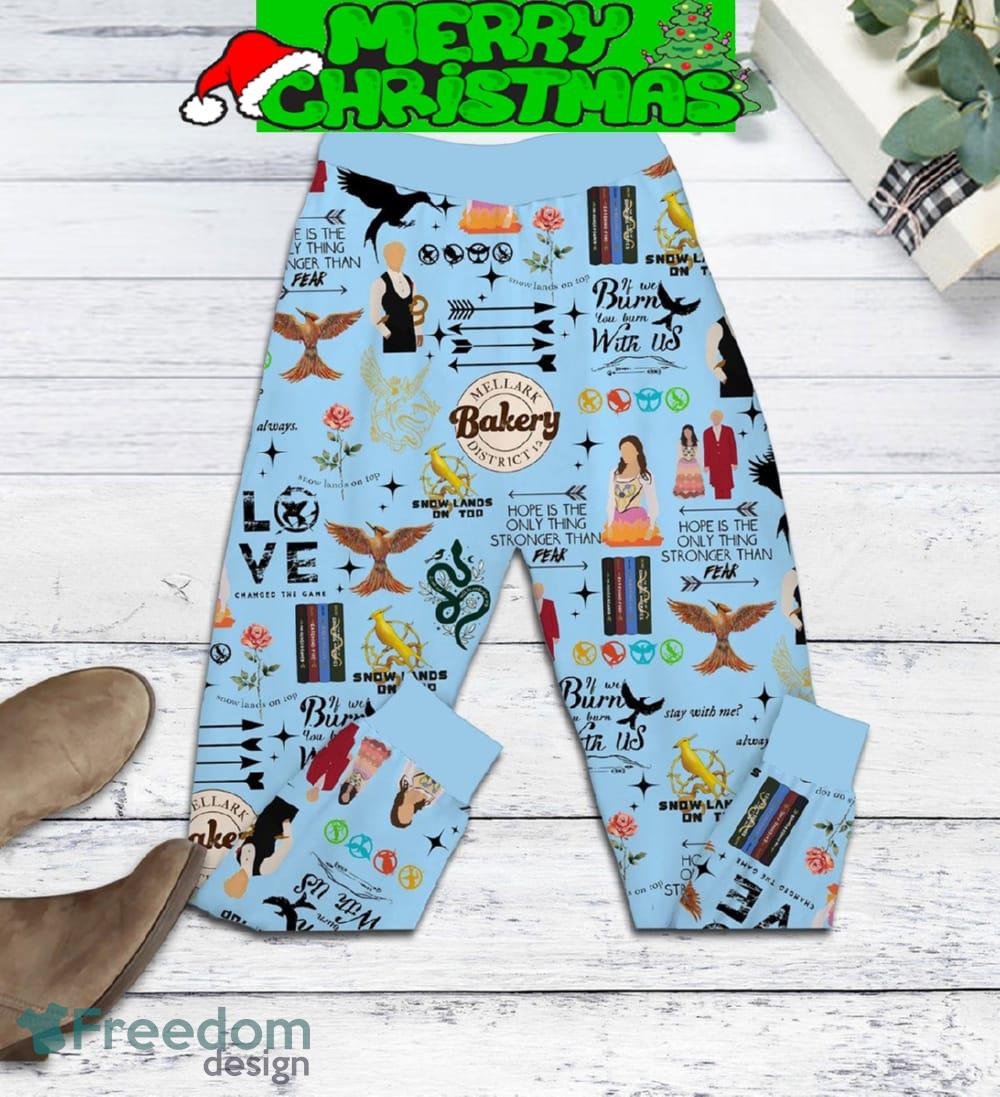 the-hunger-games-hanging-tree-fleece-pajamas-set-christmas-for-family-2.jpg The Hunger Games Hanging Tree Fleece Pajamas Set Christmas For Family - The Hunger Games Hanging Tree Fleece Pajamas Set-3