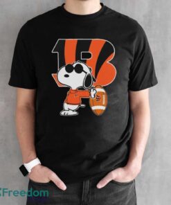 Cincinnati Bengals Nfl X Snoopy Dog Peanuts Into This Fan Gift t-shirt - Black Unisex T-Shirt