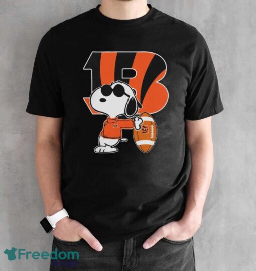 Cincinnati Bengals Nfl X Snoopy Dog Peanuts Into This Fan Gift t-shirt - Black Unisex T-Shirt