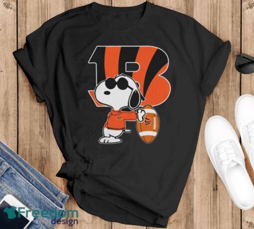 Cincinnati Bengals Nfl X Snoopy Dog Peanuts Into This Fan Gift t-shirt - Black T-Shirt