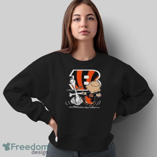 NFL Cincinnati Bengals Charlie Brown Snoopy Dancing T-Shirt - Sweatshirt