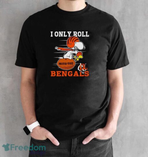 Snoopy and Woodstock I only roll with the Cincinnati Bengals shirt - Black Unisex T-Shirt