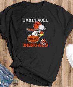 Snoopy and Woodstock I only roll with the Cincinnati Bengals shirt - Black T-Shirt