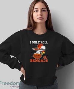 Snoopy and Woodstock I only roll with the Cincinnati Bengals shirt - Sweatshirt