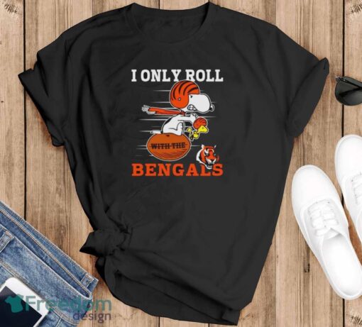 Snoopy and Woodstock I only roll with the Cincinnati Bengals shirt - Black T-Shirt