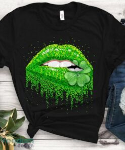 Kiss Me I’m Irish Shirt – Lips St Patricks Day T Shirt – Kissin Lips Kiss Irish Clover Unisex T-Shirt