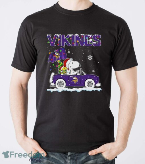 Minnesota Vikings Snoopy And Woodstock Driving Car Shirt Sweatshirt Hoodie - Men T-Shirt