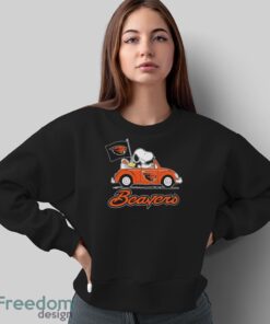 Oregon State Beavers Peanuts Snoopy And Woodstock Drive Car On Gameday Football Shirt - Sweatshirt